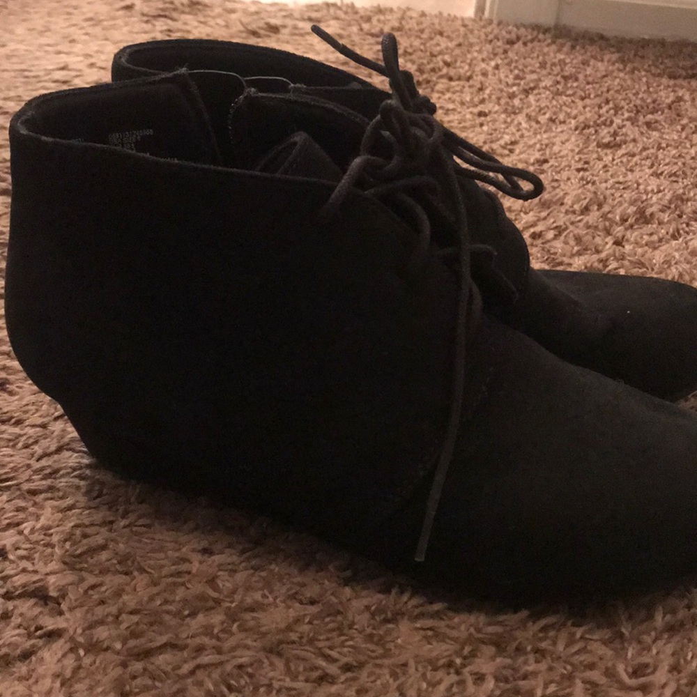 black wedges